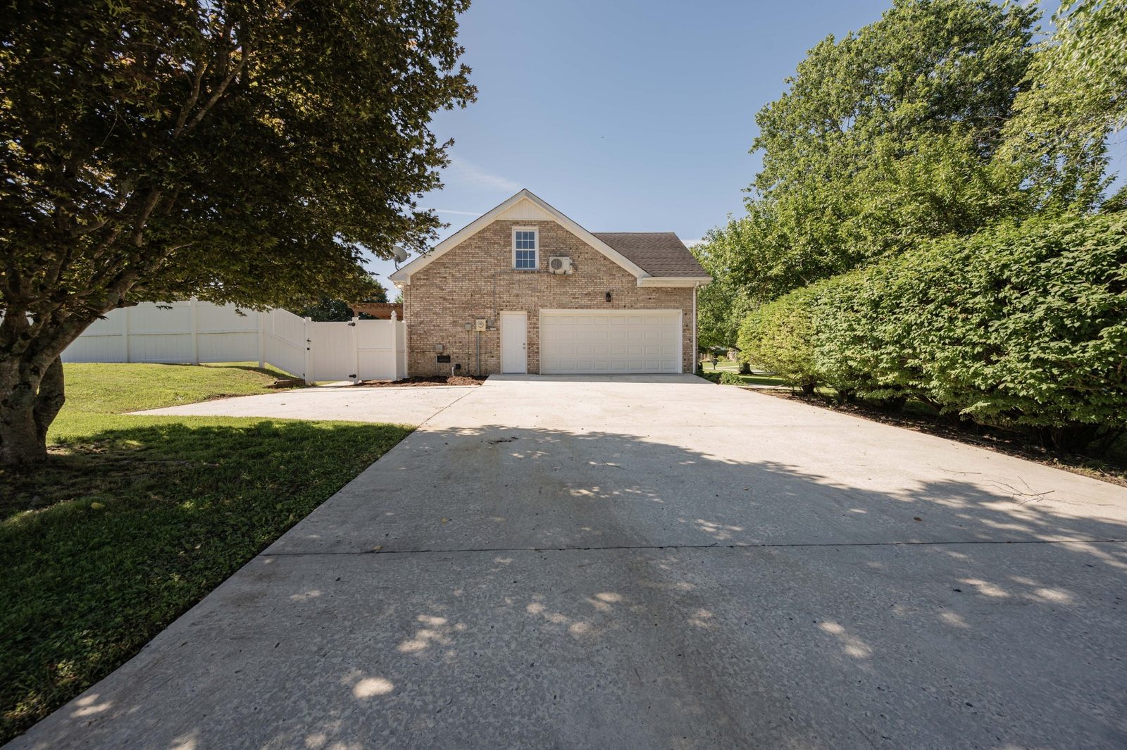Driveway and side entry garage at 152 Greenbriar Circle