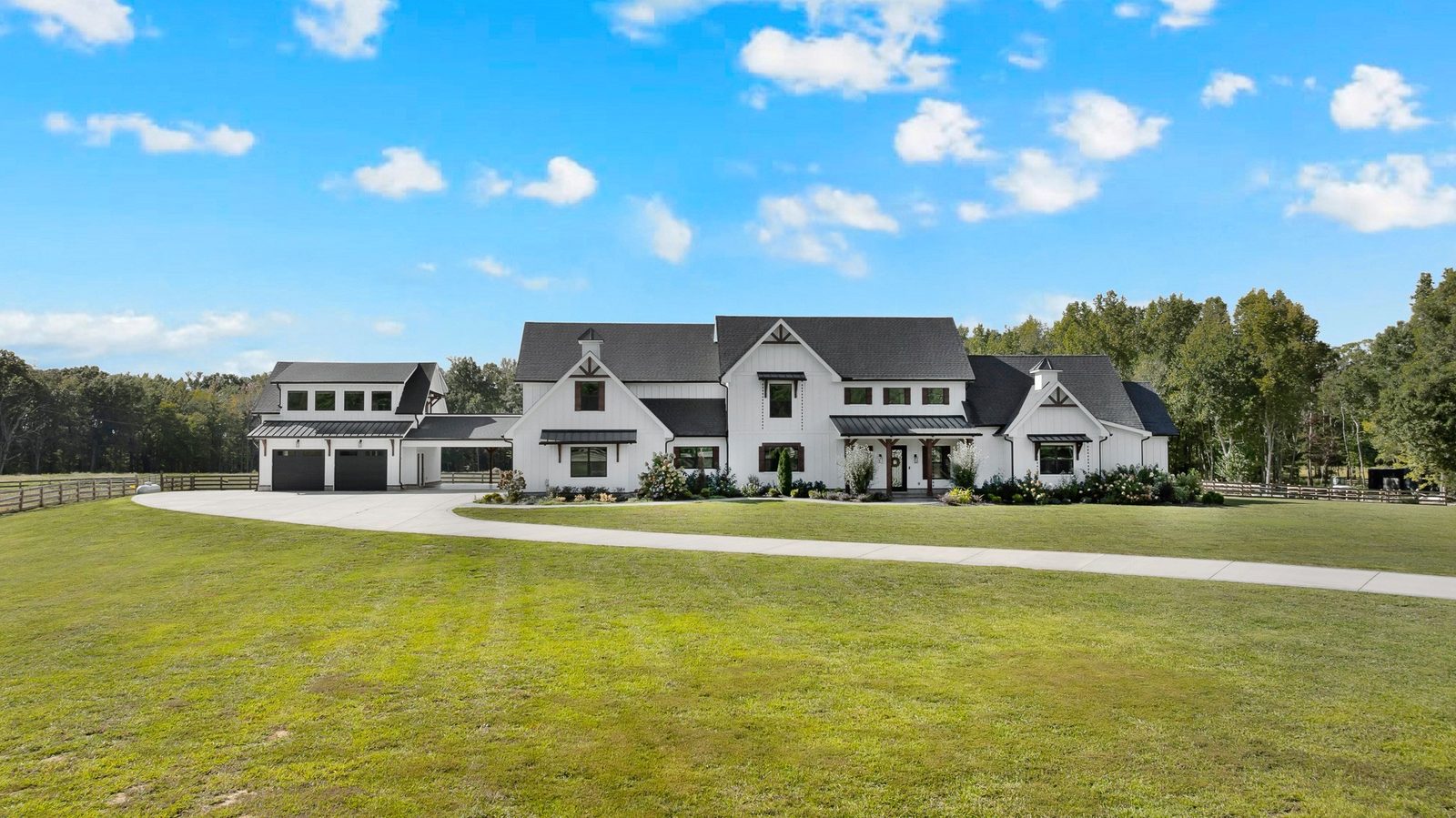 Front of the home and lawn at 2216 Sp Anderson Road